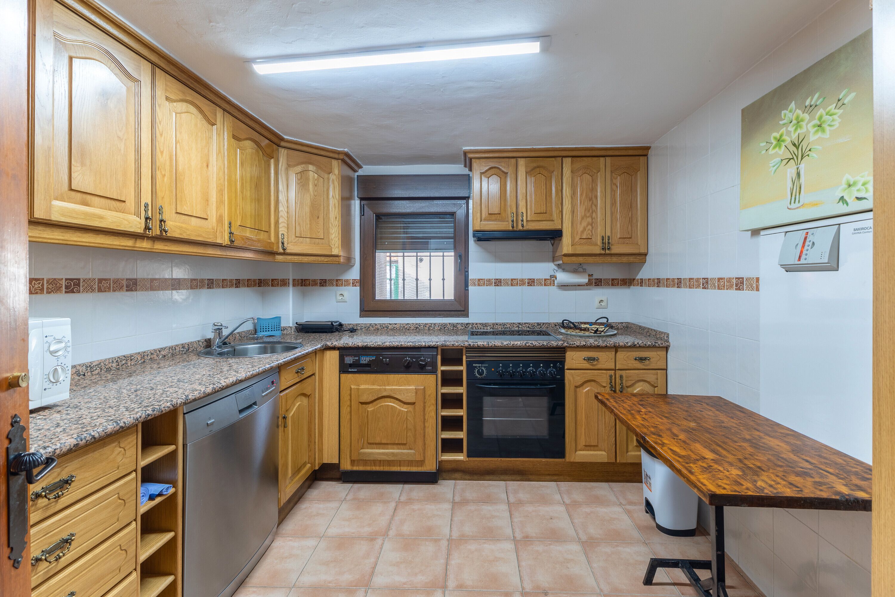 Frigorífico, microondas, horno y placa de cocina