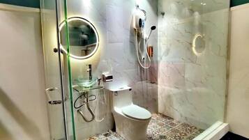 Deluxe Double or Twin Room | Bathroom | Shower, towels, soap, shampoo
