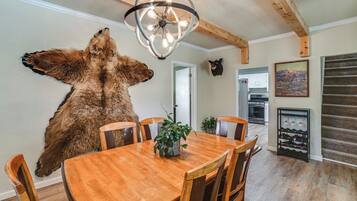 House (5 Bedrooms) | Interior