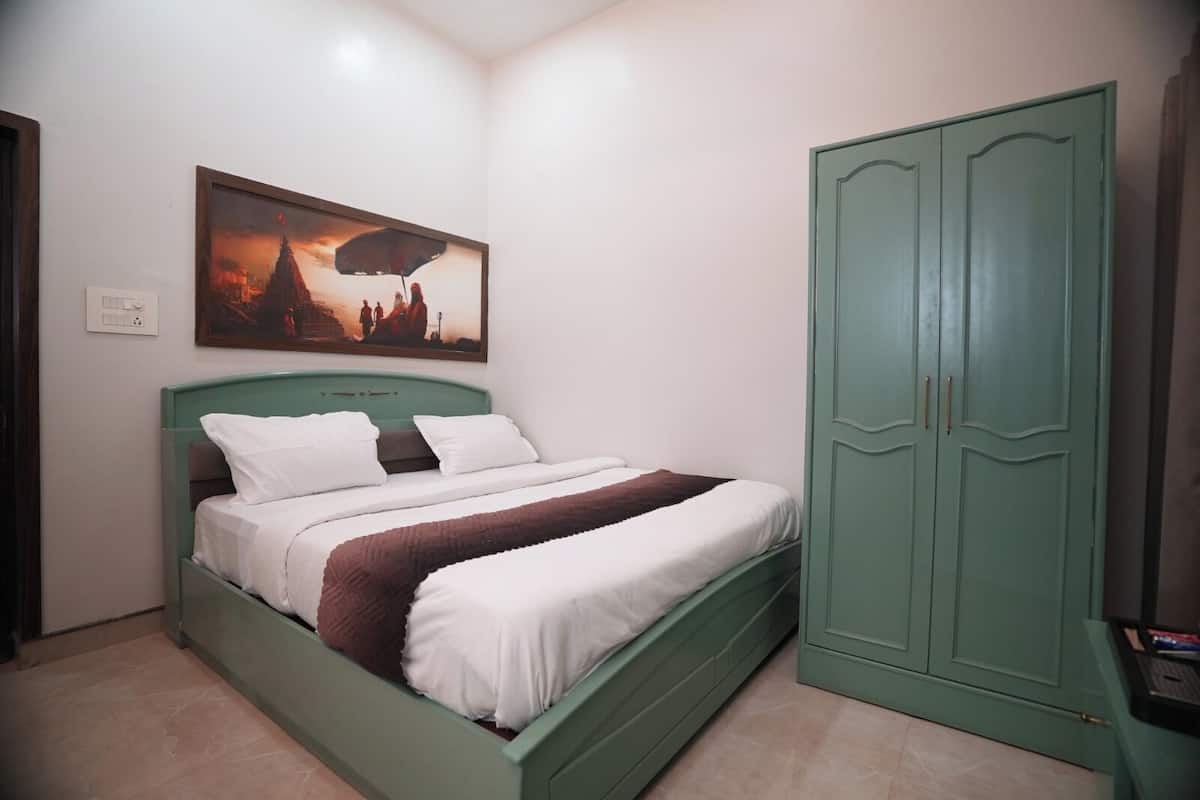 Standaard kamer | Een bureau, een laptopwerkplek, een strijkplank/strijkijzer, gratis wifi