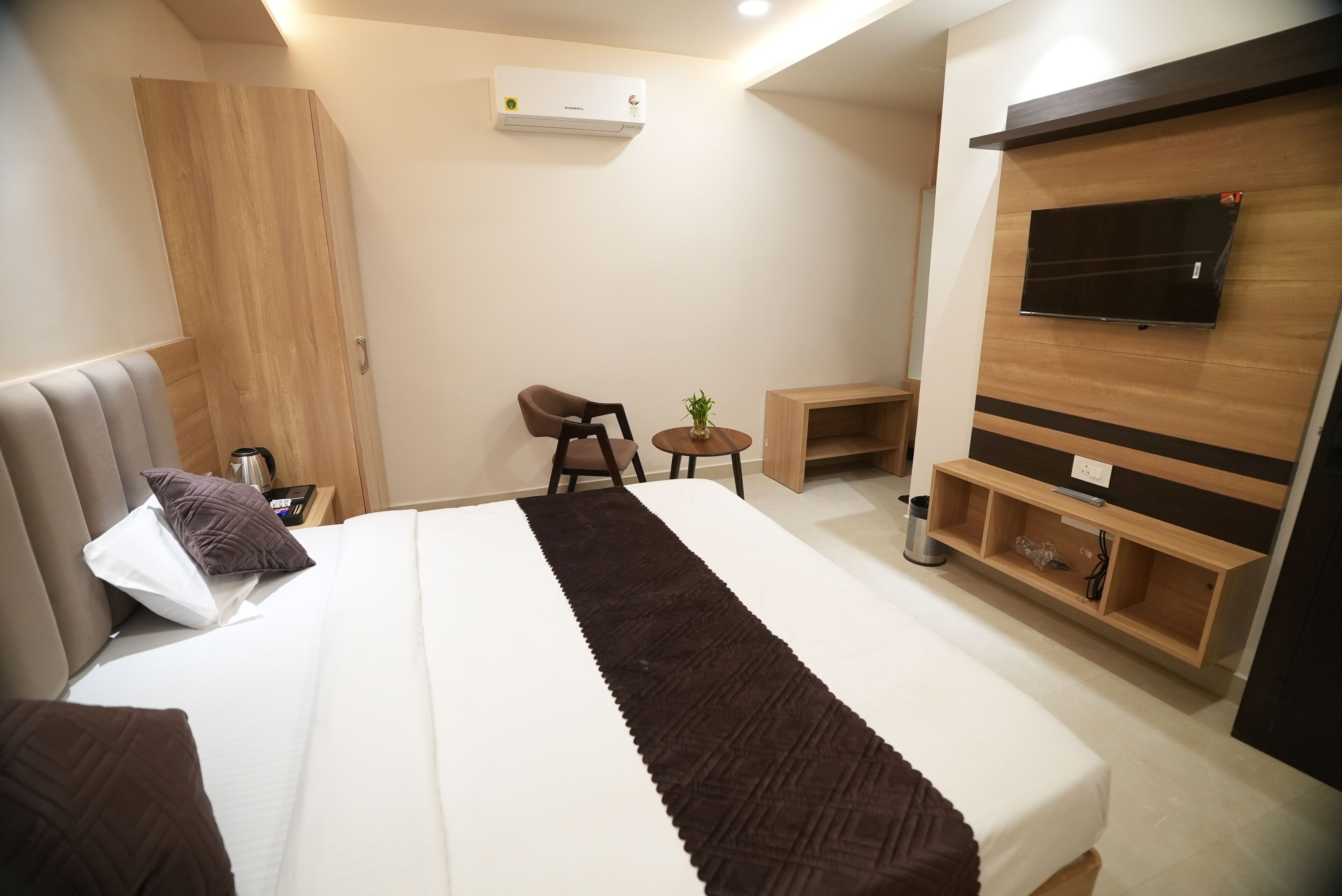 Deluxe Room | Desk, laptop workspace, iron/ironing board, free WiFi