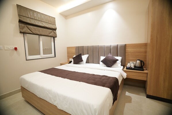 Standard Room | Desk, laptop workspace, iron/ironing board, free WiFi