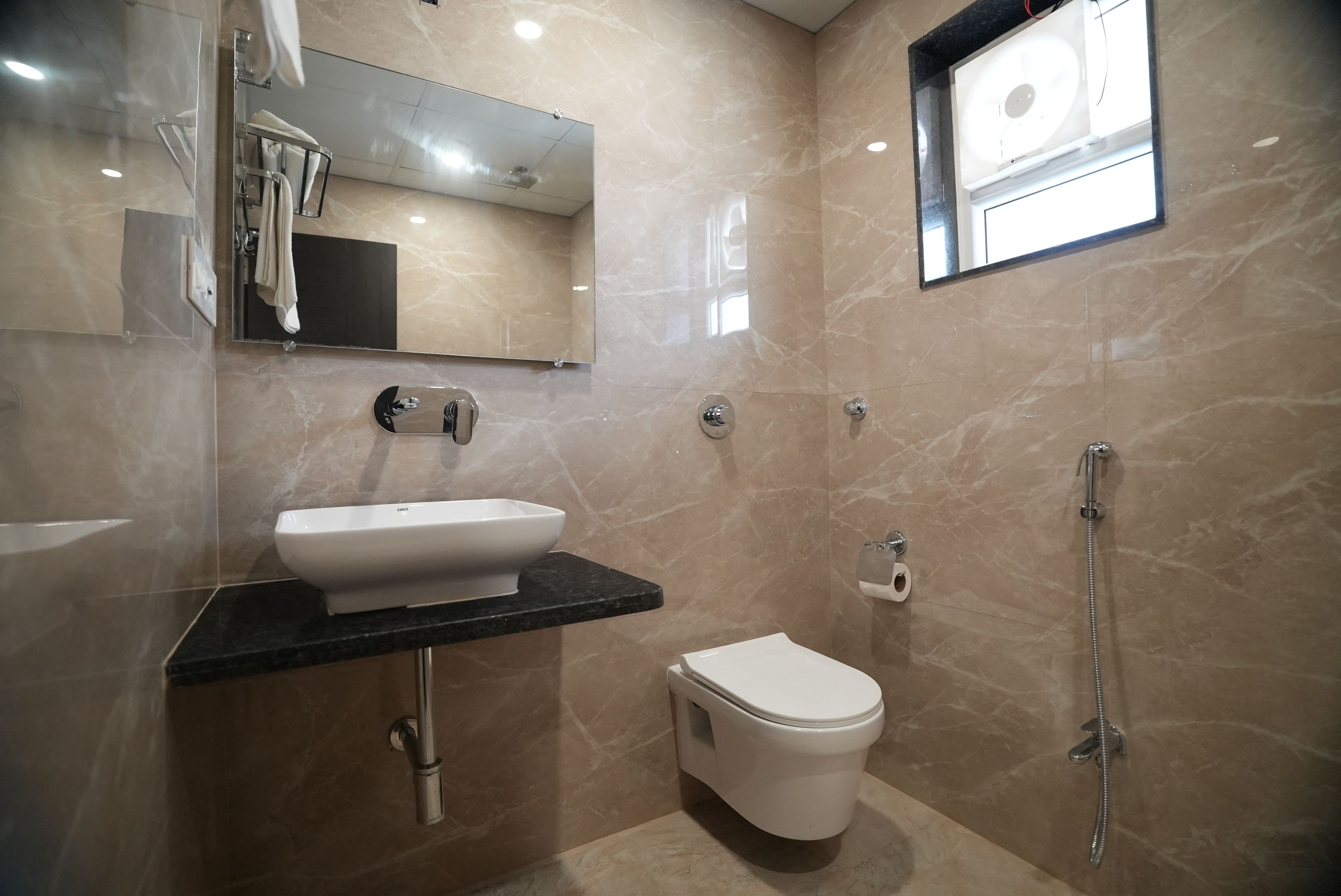 Une salle de bain moderne avec un lavabo, des toilettes et une douche.