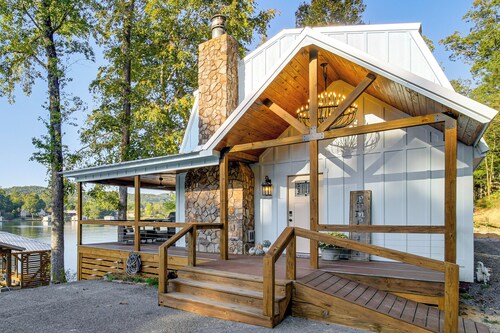 < 1 Mi to Boat Launch: Home w/ Dock in Scottsboro