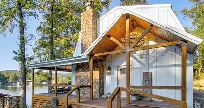 < 1 Mi to Boat Launch: Home w/ Dock in Scottsboro