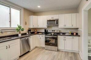 Interior - 1 Mi to Cedar Point: Family Getaway w/ Porch! (Sandusky)