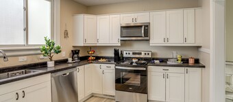 1 Mi to Cedar Point: Family Getaway w/ Porch!