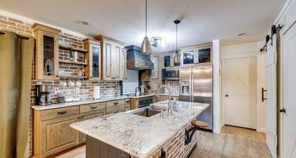 Waterfront Escape w/ Hot tub & Dock in Eatonton!