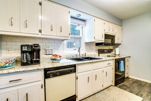Apartment (2 Bedrooms) | Interior - 1 Mi to White Bear Lake & Dtwn: Twin Cities Escape (White Bear Lake)