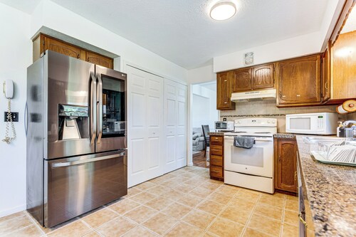 Shop, Golf & Explore: Home 14 Mi to Columbus!