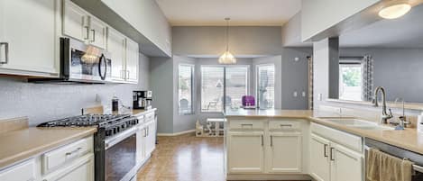 House (5 Bedrooms) | Interior