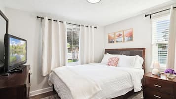 1 habitación, tabla de planchar con plancha y cuna de viaje