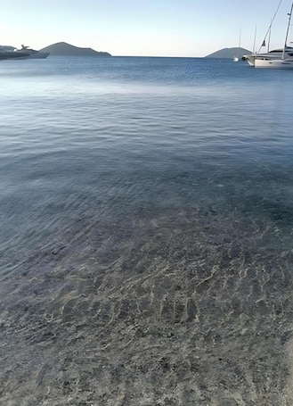 Beach nearby. Apartment 'One Bedroom' with Mountain View, Wi-Fi and Air Conditioning