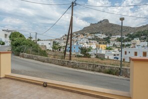 A residential street with houses, a mountain, and a clear sky. - Apartment 'One Bedroom' with Mountain View, Wi-Fi and Air Conditioning (Leros)
