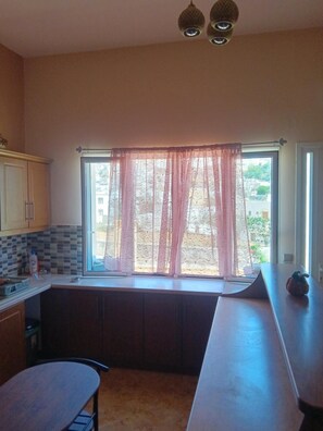 Fridge, stovetop, coffee/tea maker, electric kettle