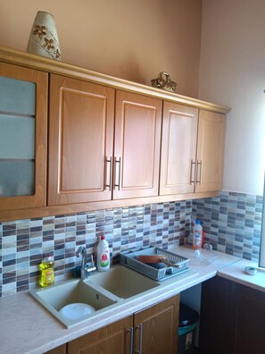 Réfrigérateur, plaque de cuisson, cafetière/bouilloire