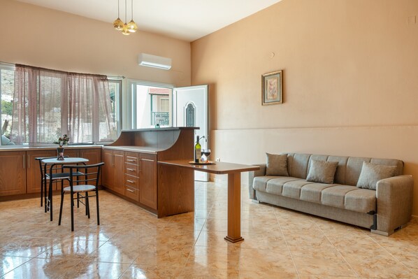 Interior - Apartment 'One Bedroom' with Mountain View, Wi-Fi and Air Conditioning (Leros)