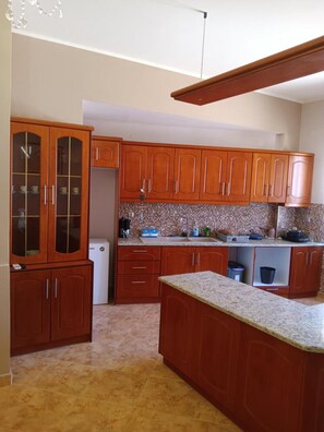 Kylskåp, spishäll, kaffe- och tebryggare och vattenkokare