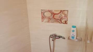 Douche, serviettes fournies