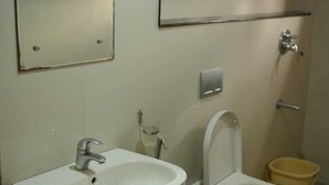 Ein Badezimmer mit Waschbecken, Toilette und Spiegel.