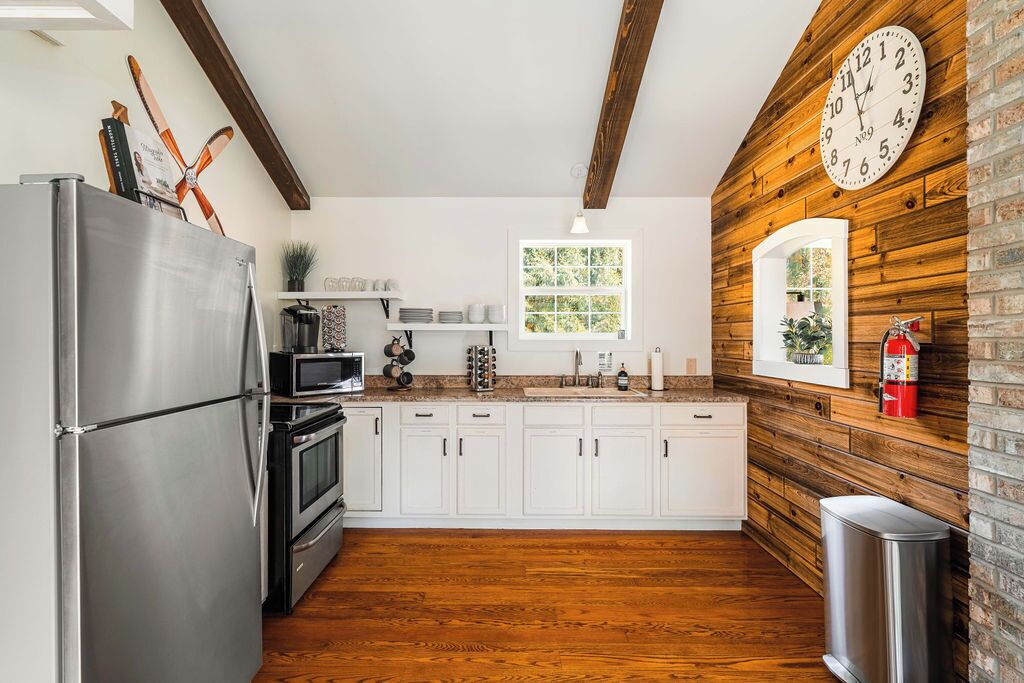 Kjøleskap, mikrobølgeovn, ovn og kokeplater