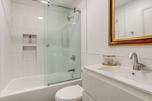 Douche, sèche-cheveux, serviettes fournies