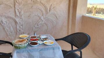 Kamar Triple Mewah, balkon, pemandangan gurun | Teras/patio