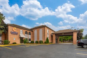 Exterior - Family-Friendly Suites w/ Pool & Breakfast Near Six Flags Great America (Mundelein)