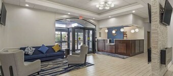 4 Units | Stay Near Vernon Hills Shopping Centers and Entertainment Spots