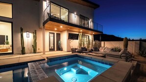 A modern house with a swimming pool, outdoor seating, and a balcony. - The Mesa Horizon House By Homestead Modern (Yucca Valley)