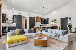 TV, stereoanlegg og kontorer