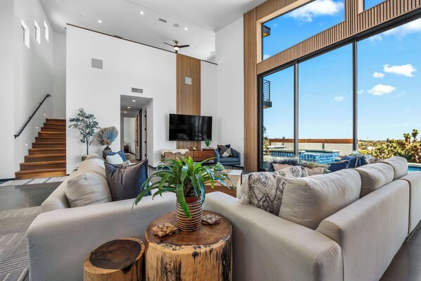TV, stereo, offices - The Mesa Horizon House By Homestead Modern (Yucca Valley)