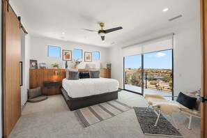 3 Schlafzimmer, Schreibtisch, Bügeleisen/Bügelbrett, Reisekinderbett
