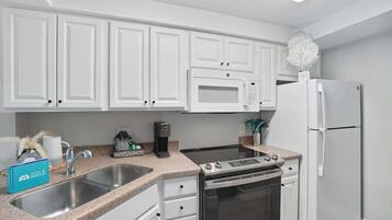 冰箱、微波炉、烤箱、炉灶