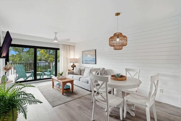 Fernseher, DVD-Player, Arbeitsbereiche