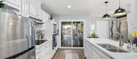 Refrigerador, microondas, horno y parrilla de estufa