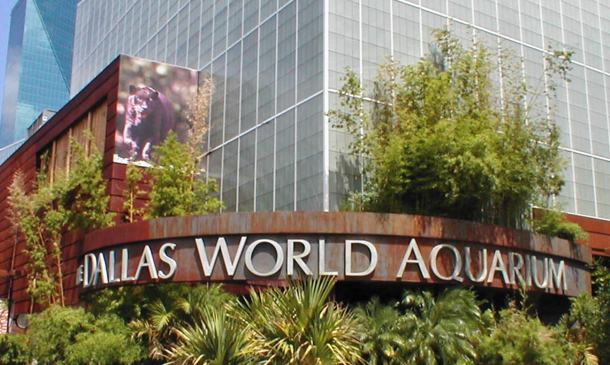 Esterno dell'acquario World Aquarium di Dallas, con un grande cartello e facciata in vetro.