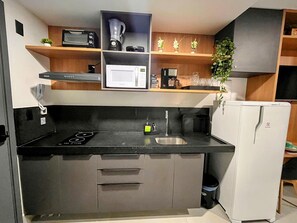 Apartamento | Cozinha privada | Micro-ondas, cooktop, talheres/pratos/utensílios de cozinha