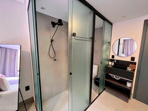 公寓 | 浴室 | 淋浴設備、提供毛巾、番梘、洗頭水