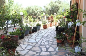 Property grounds - Studio Apartment 'Nidri View B3' with Mountain View, Wi-Fi and Air Conditioning (Nydri)