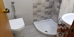 Shower, towels - Studio Apartment 'Nidri View B6' with Mountain View, Wi-Fi and Air Conditioning (Nydri)
