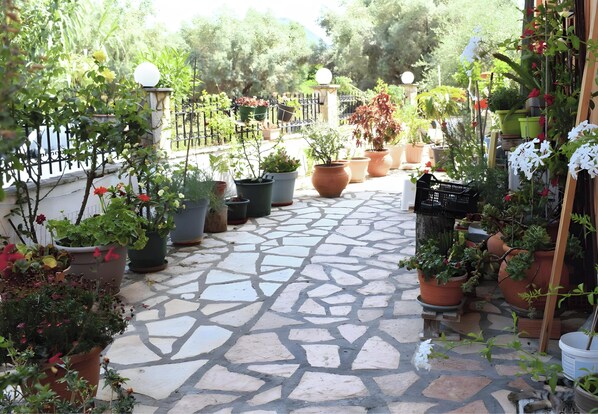 Property grounds - Apartment 'Nidri View B4' with Mountain View, Wi-Fi and Air Conditioning (Nydri)
