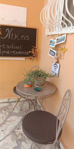 Outdoor dining - Apartment 'Nidri View B8' with Mountain View, Wi-Fi and Air Conditioning (Nydri)