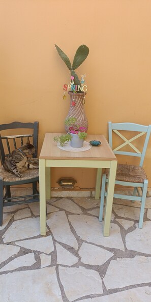 Outdoor dining - Apartment 'Nidri View B8' with Mountain View, Wi-Fi and Air Conditioning (Nydri)