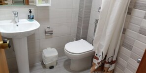 Shower, towels - Apartment 'Nidri View B5' with Mountain View, Wi-Fi and Air Conditioning (Nydri)