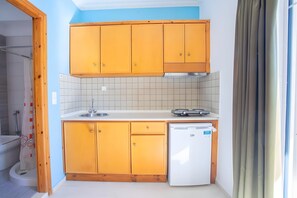 冷蔵庫、コンロ、調理器具と食器