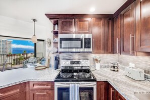 雪櫃、微波爐、焗爐、爐具