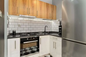 Jääkaappi, uuni, liesi, kahvin-/teenkeitin