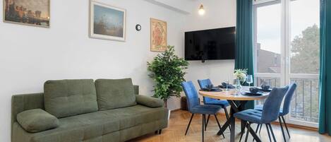 Una televisión, una oficina