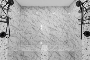 Een douche, een haardroger, handdoeken